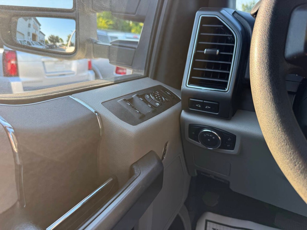 Ford Super Duty F-250 SRW Vehicle Full-screen Gallery Image 30