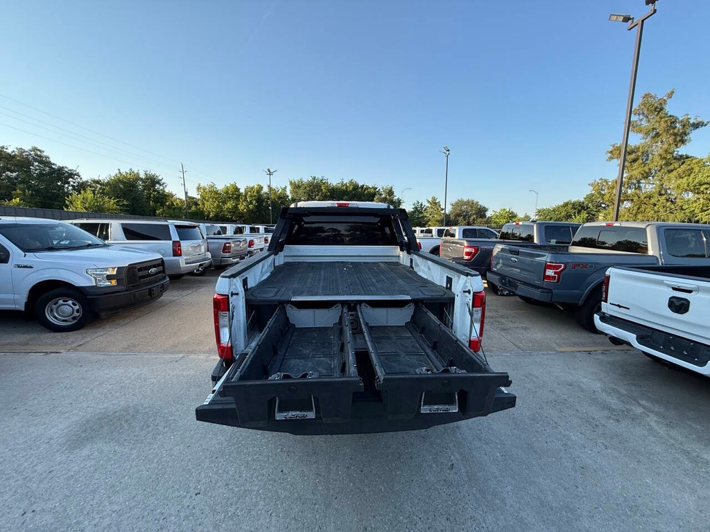 Ford Super Duty F-250 SRW Vehicle Full-screen Gallery Image 39
