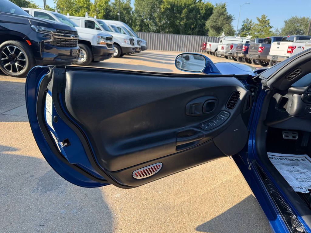 Chevrolet Corvette Vehicle Full-screen Gallery Image 12