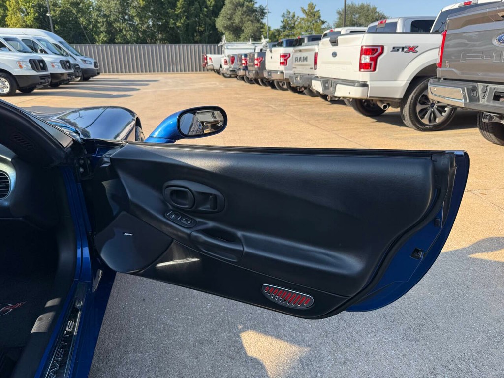 Chevrolet Corvette Vehicle Full-screen Gallery Image 15