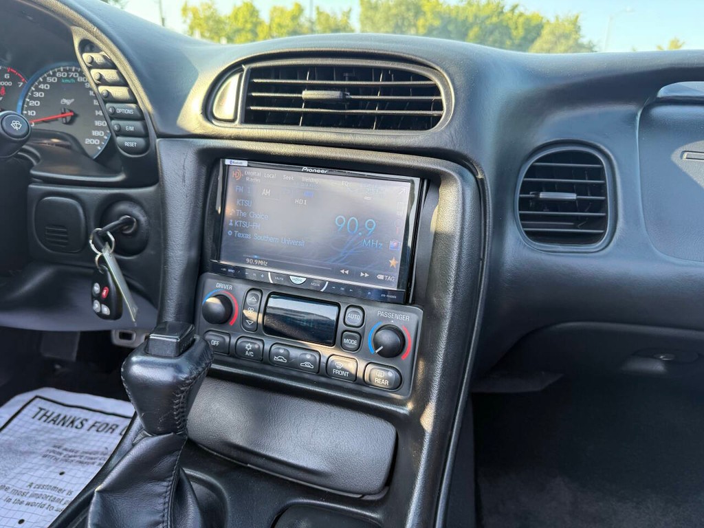 Chevrolet Corvette Vehicle Full-screen Gallery Image 19