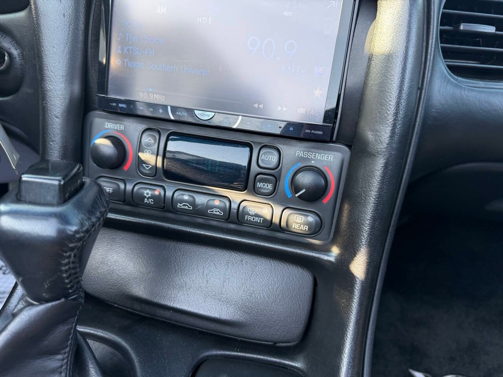 Chevrolet Corvette Vehicle Full-screen Gallery Image 23