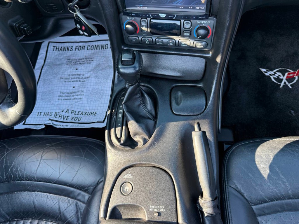 Chevrolet Corvette Vehicle Full-screen Gallery Image 24