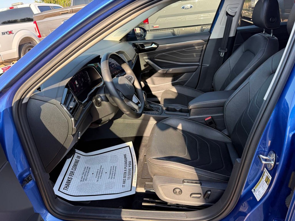 Volkswagen Jetta Vehicle Full-screen Gallery Image 07