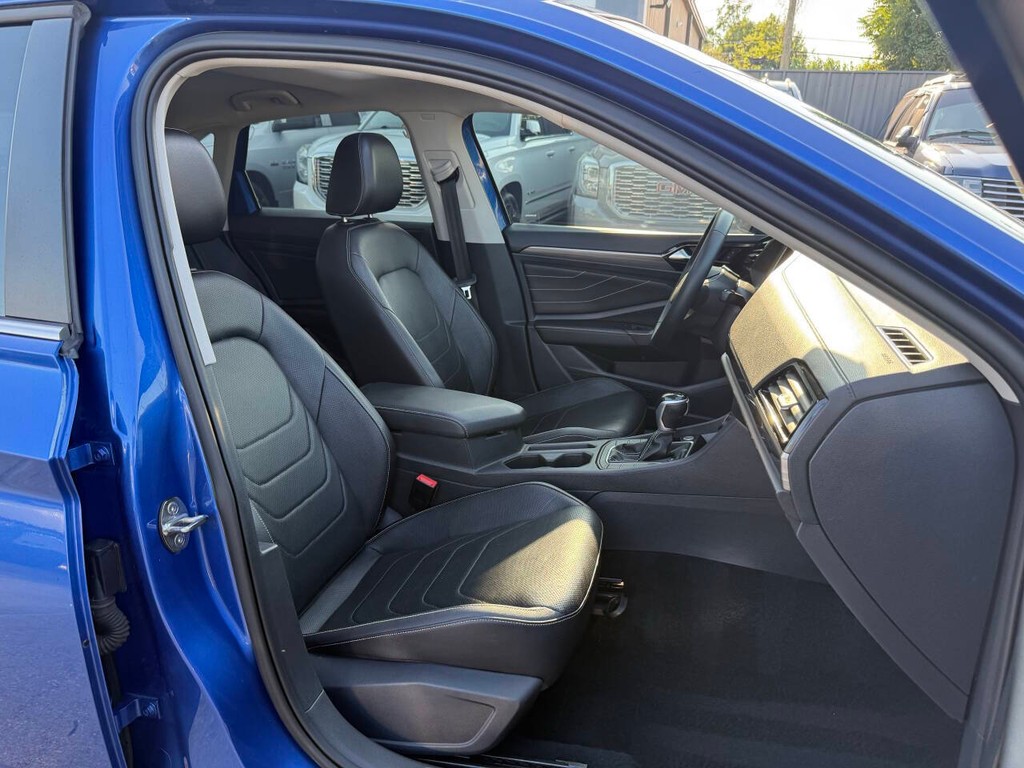 Volkswagen Jetta Vehicle Full-screen Gallery Image 10