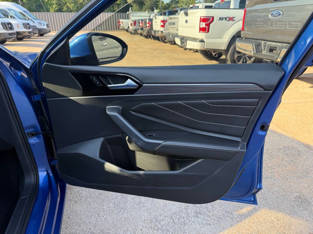 Volkswagen Jetta Vehicle Full-screen Gallery Image 11