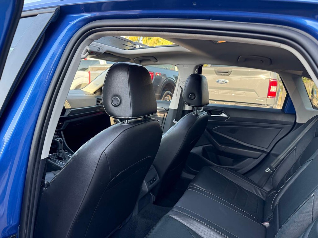 Volkswagen Jetta Vehicle Full-screen Gallery Image 12