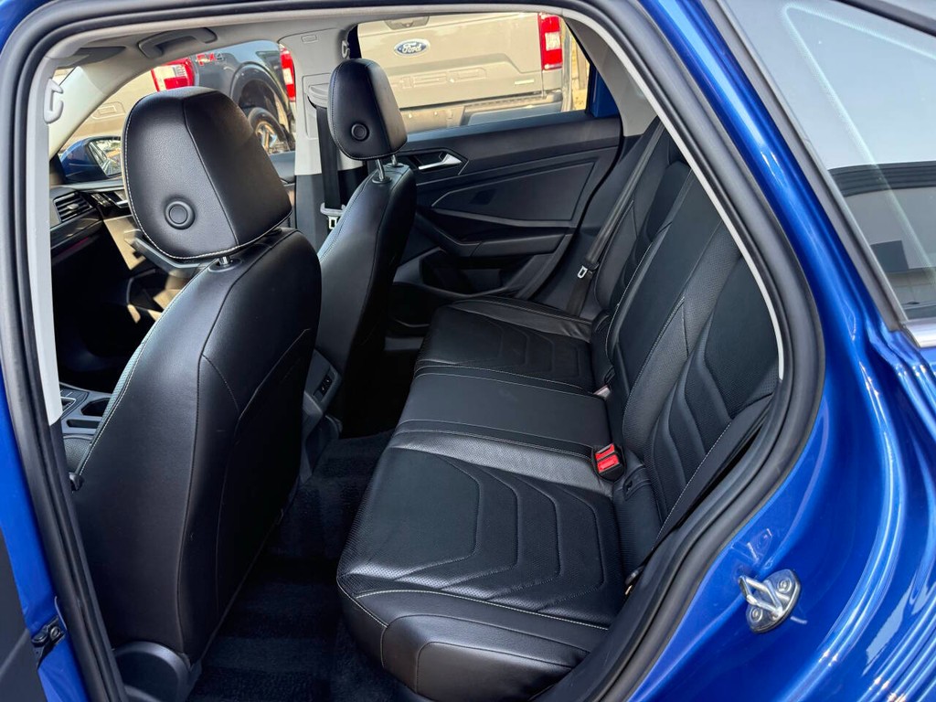 Volkswagen Jetta Vehicle Full-screen Gallery Image 13