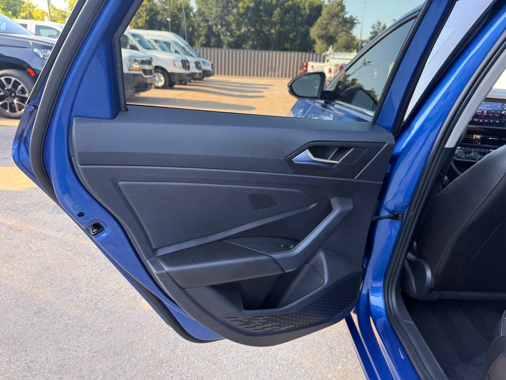 Volkswagen Jetta Vehicle Full-screen Gallery Image 14