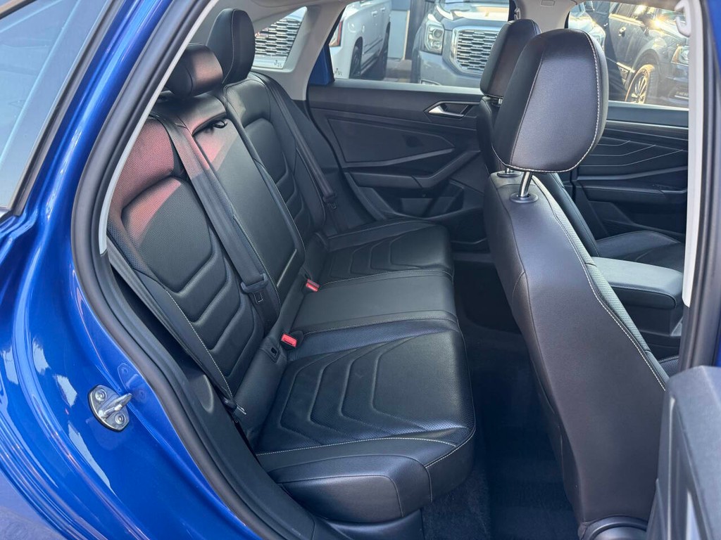 Volkswagen Jetta Vehicle Full-screen Gallery Image 15