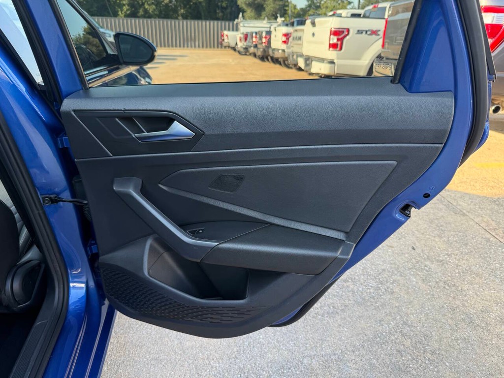Volkswagen Jetta Vehicle Full-screen Gallery Image 16