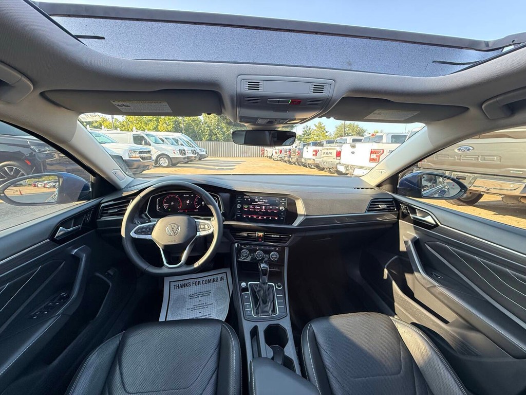 Volkswagen Jetta Vehicle Full-screen Gallery Image 18