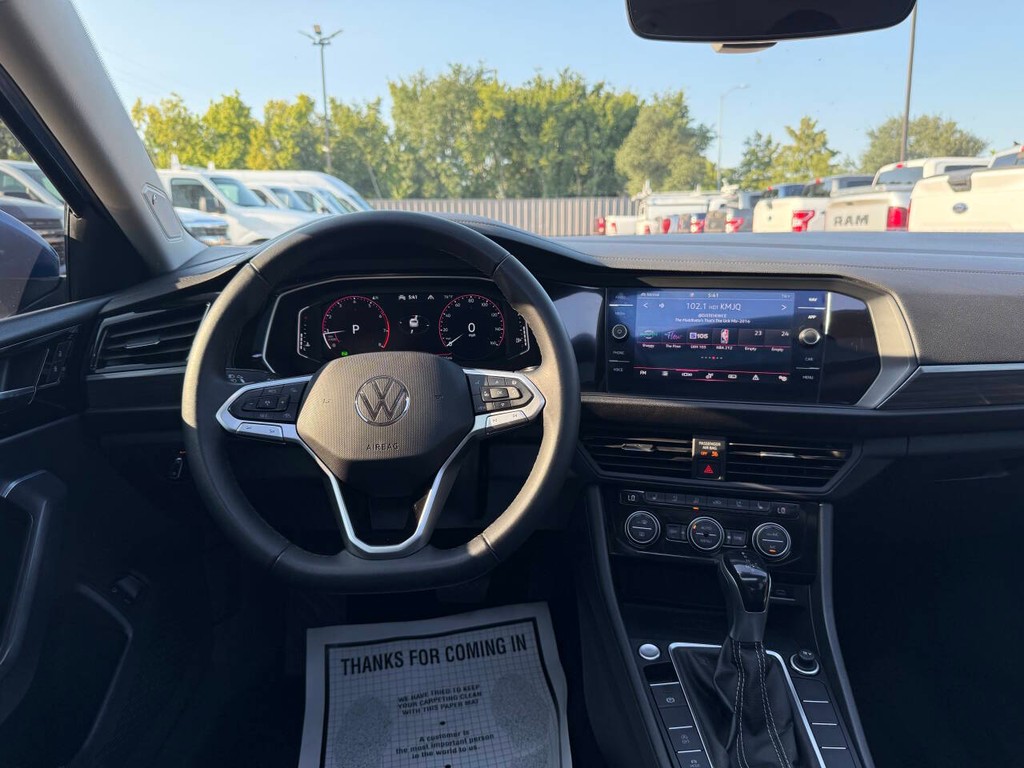 Volkswagen Jetta Vehicle Full-screen Gallery Image 21