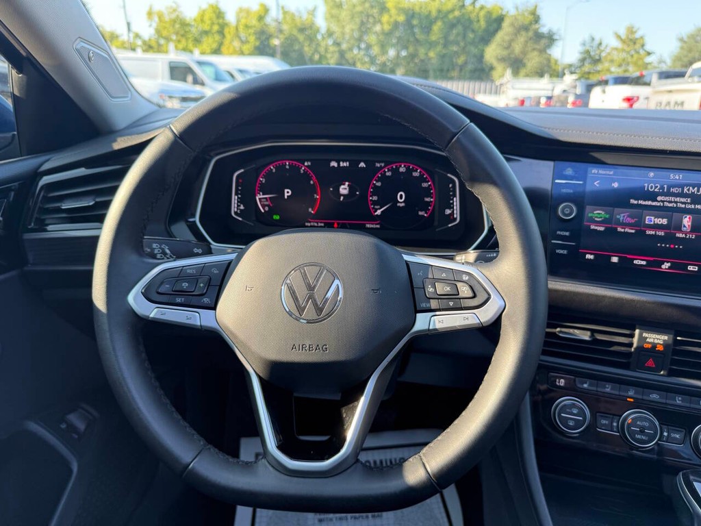 Volkswagen Jetta Vehicle Full-screen Gallery Image 22