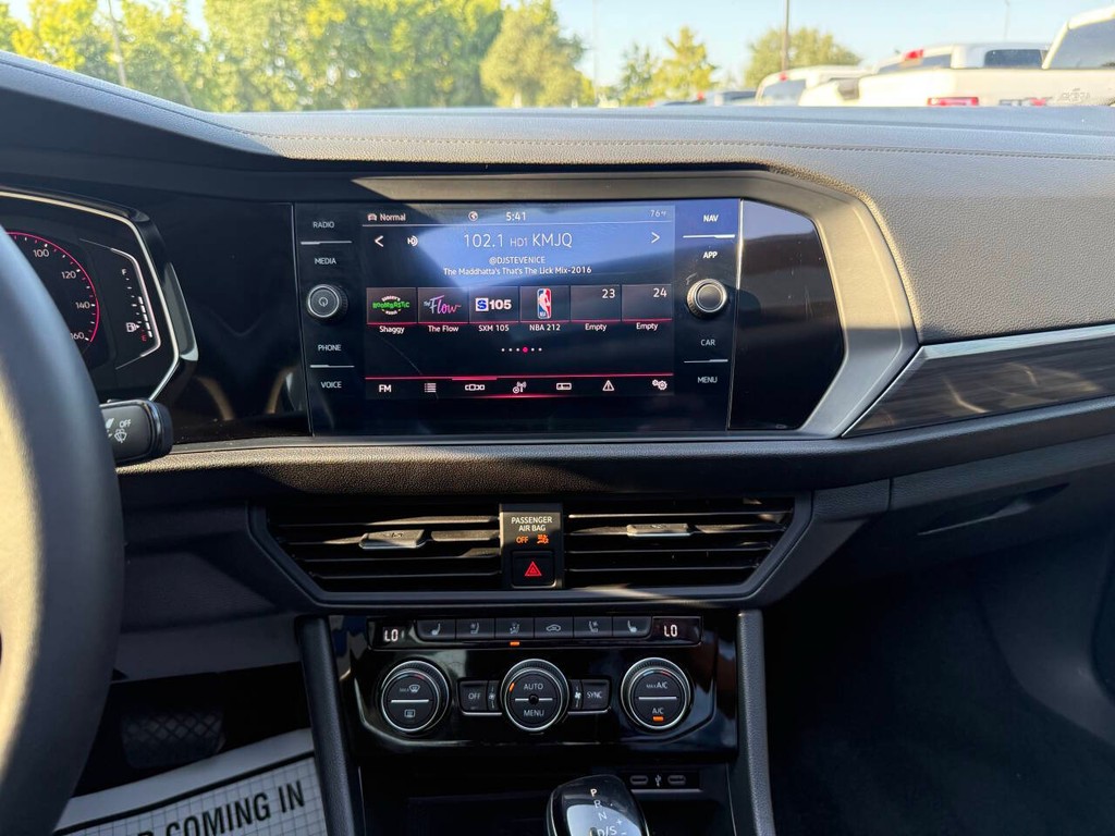 Volkswagen Jetta Vehicle Full-screen Gallery Image 24