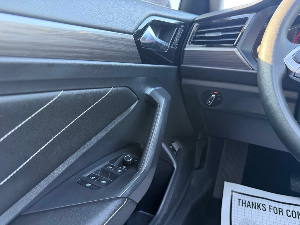 Volkswagen Jetta Vehicle Full-screen Gallery Image 31