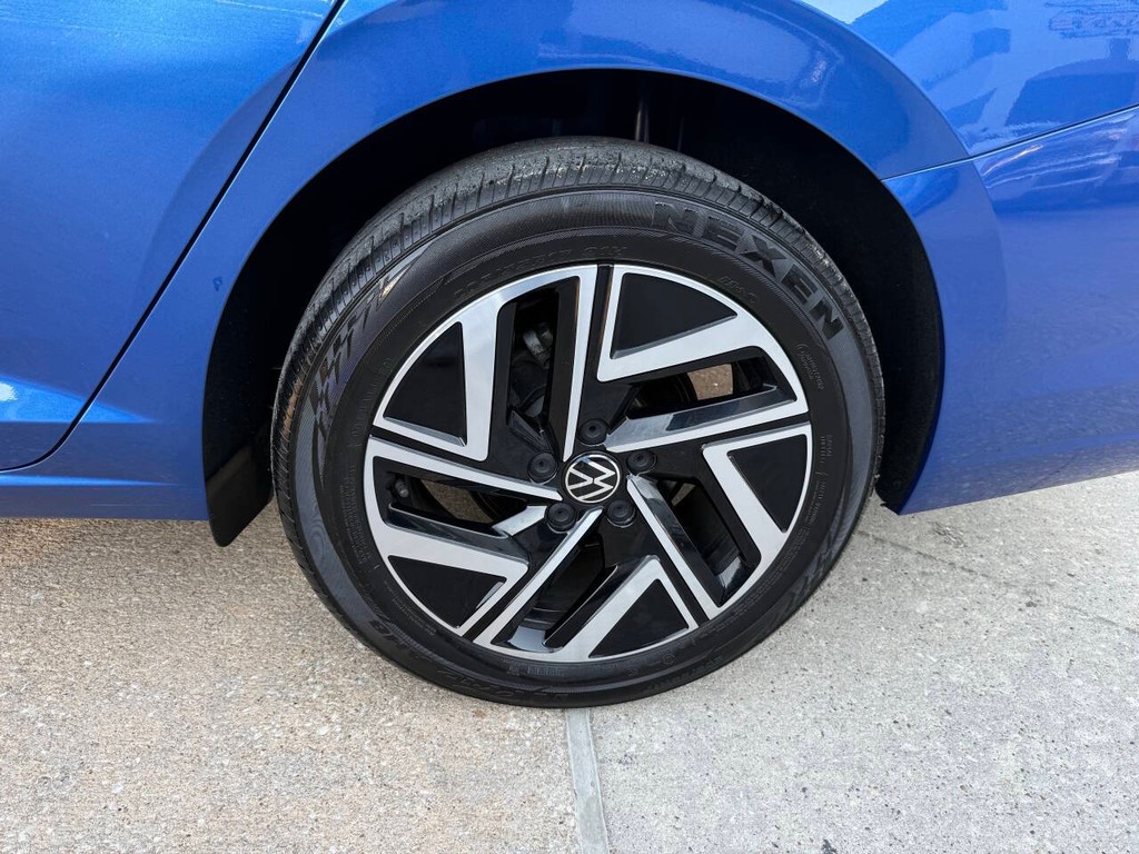Volkswagen Jetta Vehicle Full-screen Gallery Image 36