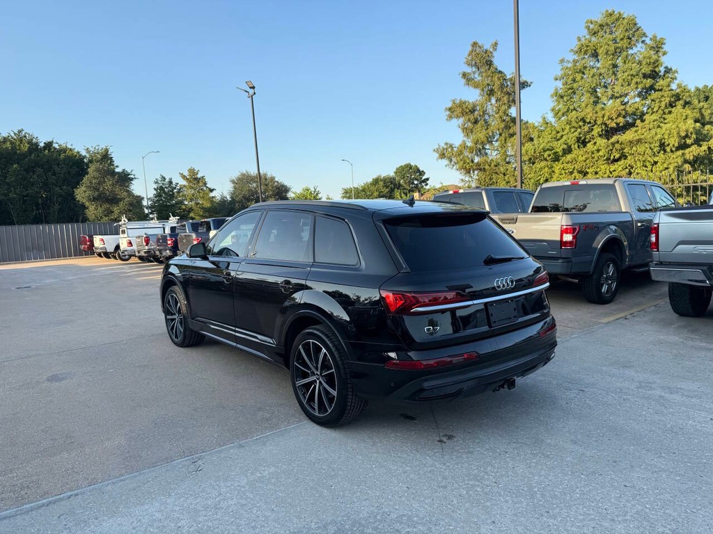 Audi Q7 Vehicle Full-screen Gallery Image 04