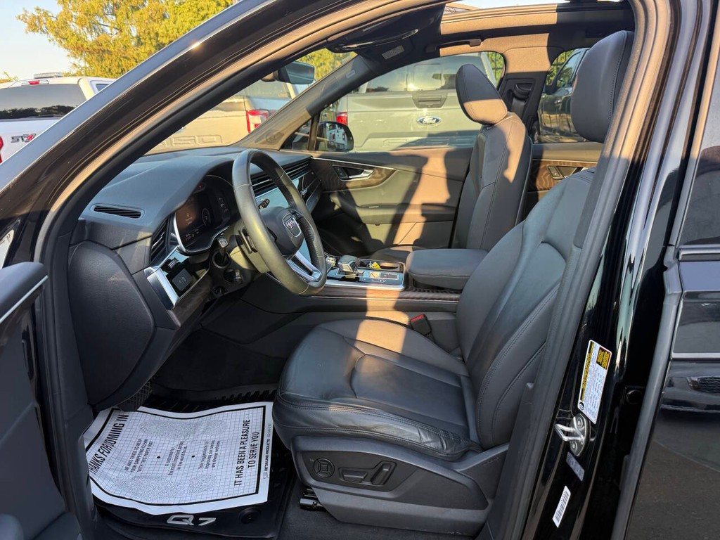 Audi Q7 Vehicle Full-screen Gallery Image 07