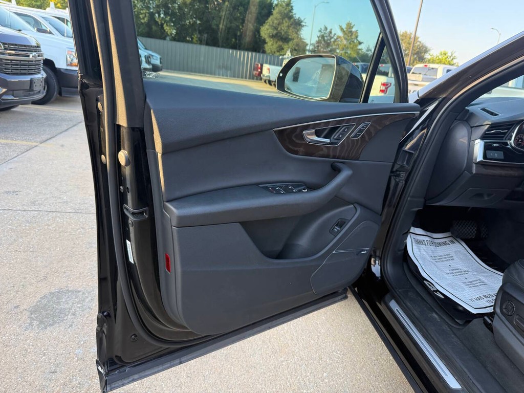 Audi Q7 Vehicle Full-screen Gallery Image 08