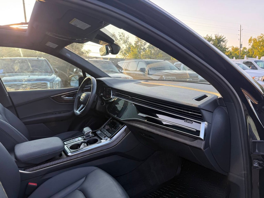 Audi Q7 Vehicle Full-screen Gallery Image 09