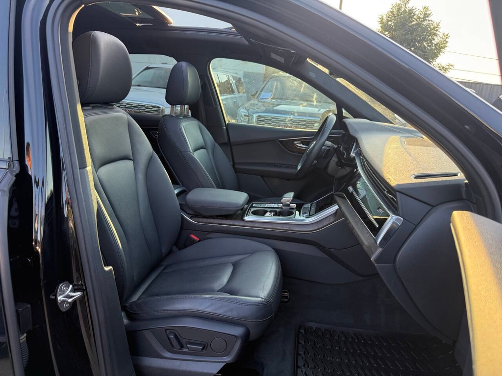 Audi Q7 Vehicle Full-screen Gallery Image 10