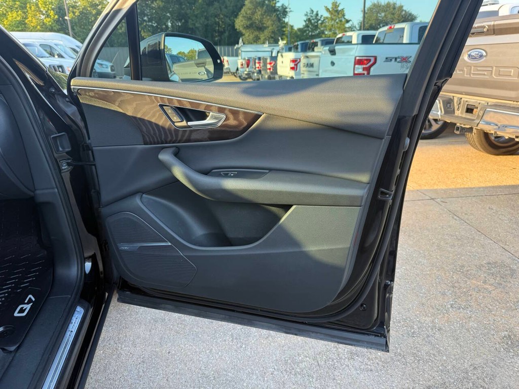 Audi Q7 Vehicle Full-screen Gallery Image 11