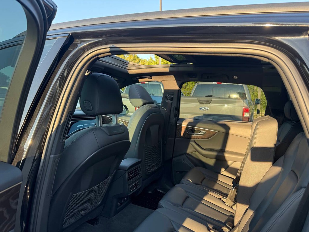 Audi Q7 Vehicle Full-screen Gallery Image 12