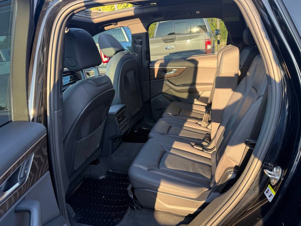 Audi Q7 Vehicle Full-screen Gallery Image 13