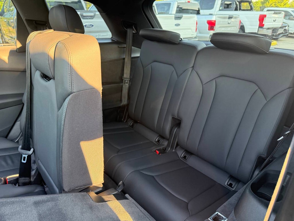 Audi Q7 Vehicle Full-screen Gallery Image 14