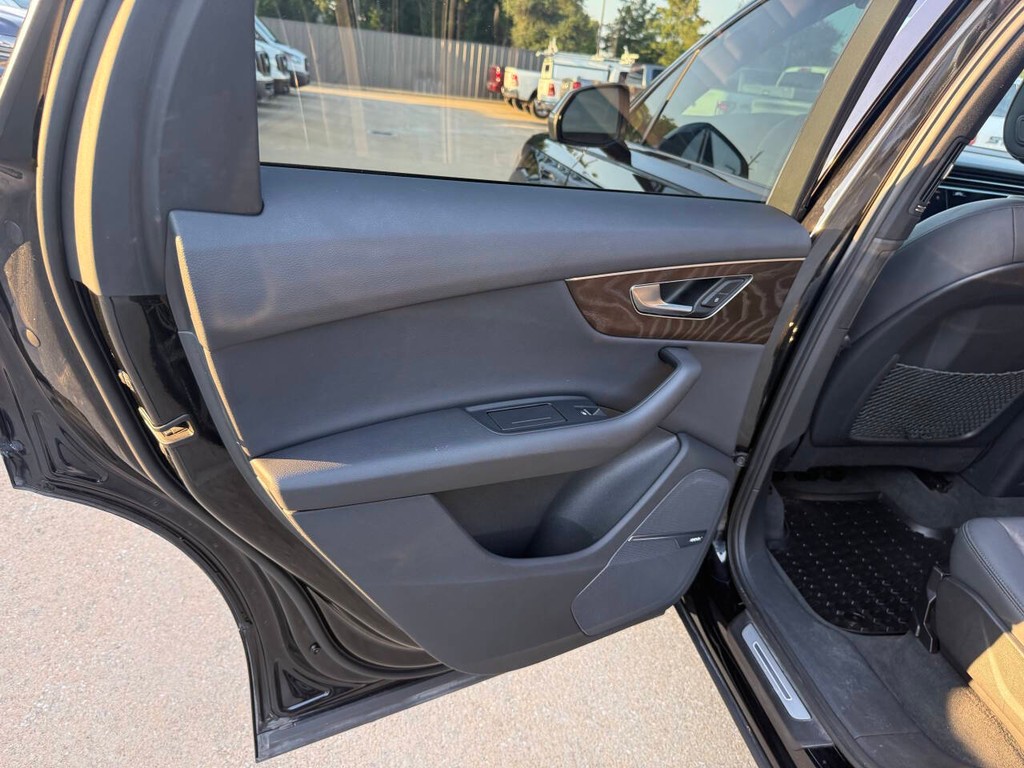 Audi Q7 Vehicle Full-screen Gallery Image 15