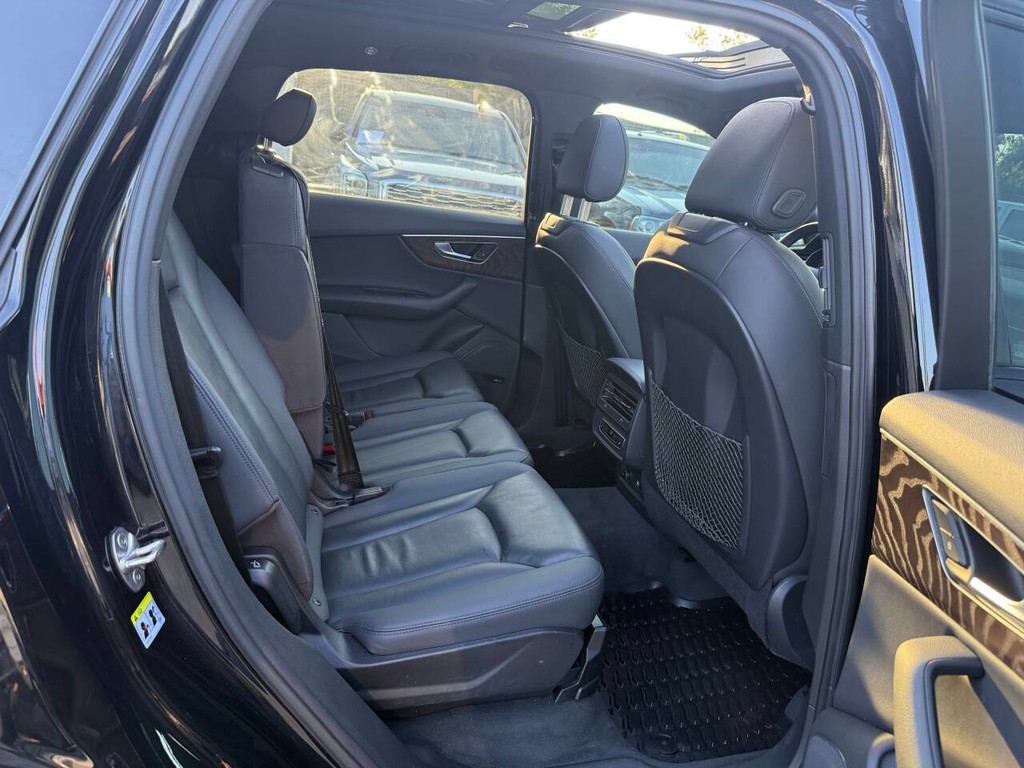 Audi Q7 Vehicle Full-screen Gallery Image 16