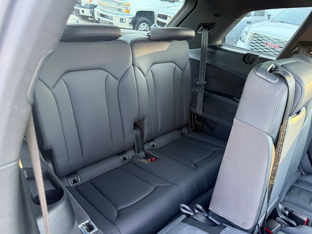 Audi Q7 Vehicle Full-screen Gallery Image 17