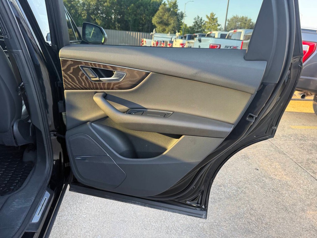 Audi Q7 Vehicle Full-screen Gallery Image 18