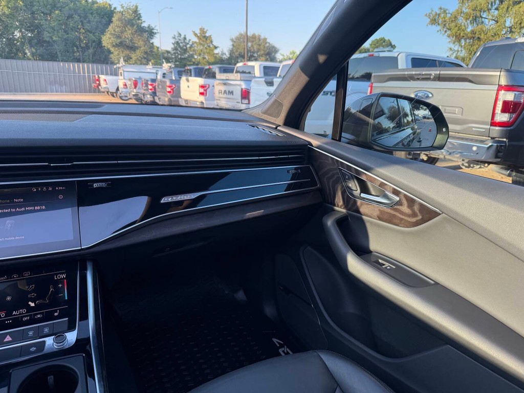 Audi Q7 Vehicle Full-screen Gallery Image 22