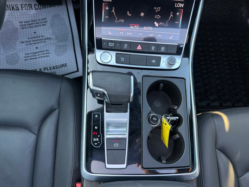 Audi Q7 Vehicle Full-screen Gallery Image 30