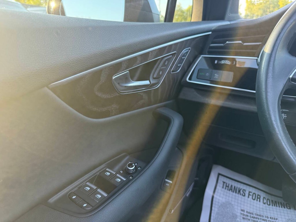 Audi Q7 Vehicle Full-screen Gallery Image 32