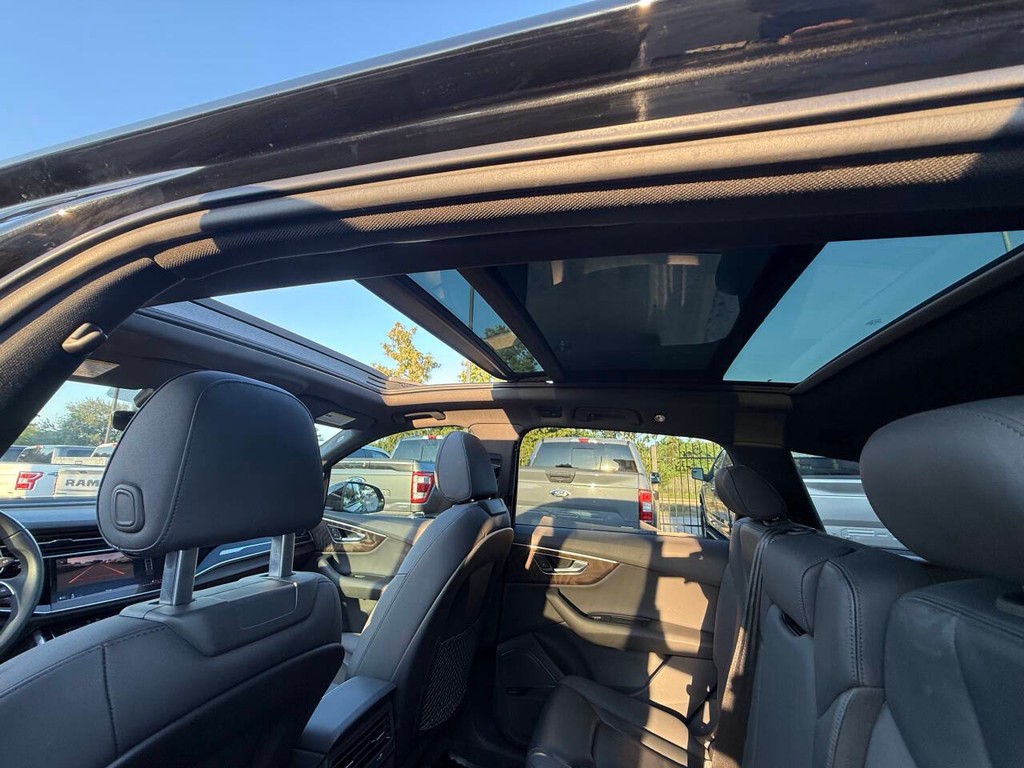 Audi Q7 Vehicle Full-screen Gallery Image 33