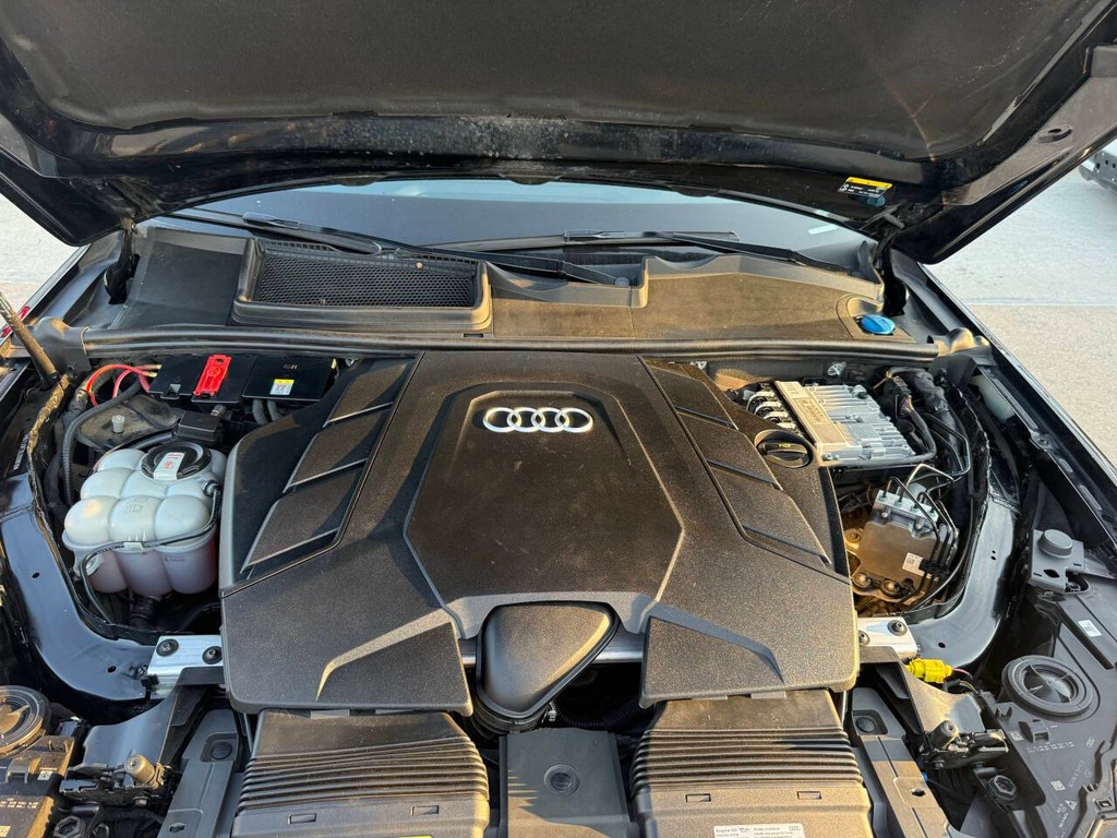 Audi Q7 Vehicle Full-screen Gallery Image 37