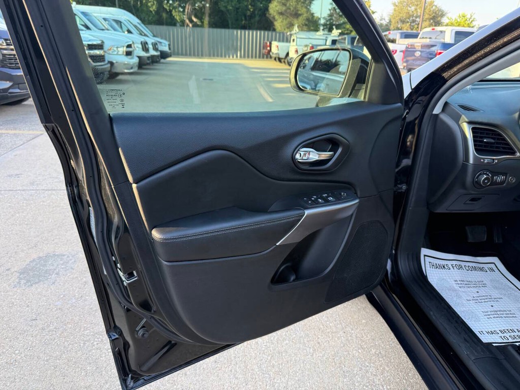 Jeep Cherokee Vehicle Full-screen Gallery Image 08