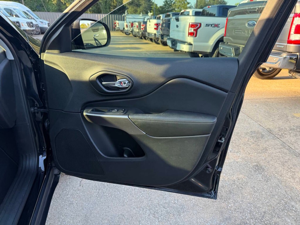 Jeep Cherokee Vehicle Full-screen Gallery Image 11