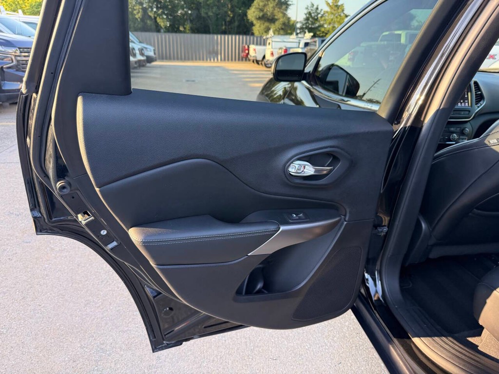 Jeep Cherokee Vehicle Full-screen Gallery Image 14