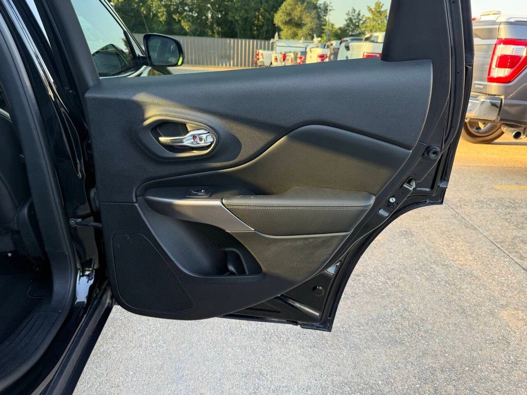 Jeep Cherokee Vehicle Full-screen Gallery Image 16