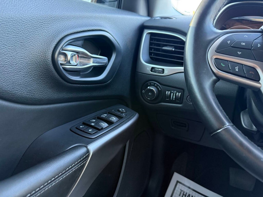 Jeep Cherokee Vehicle Full-screen Gallery Image 31