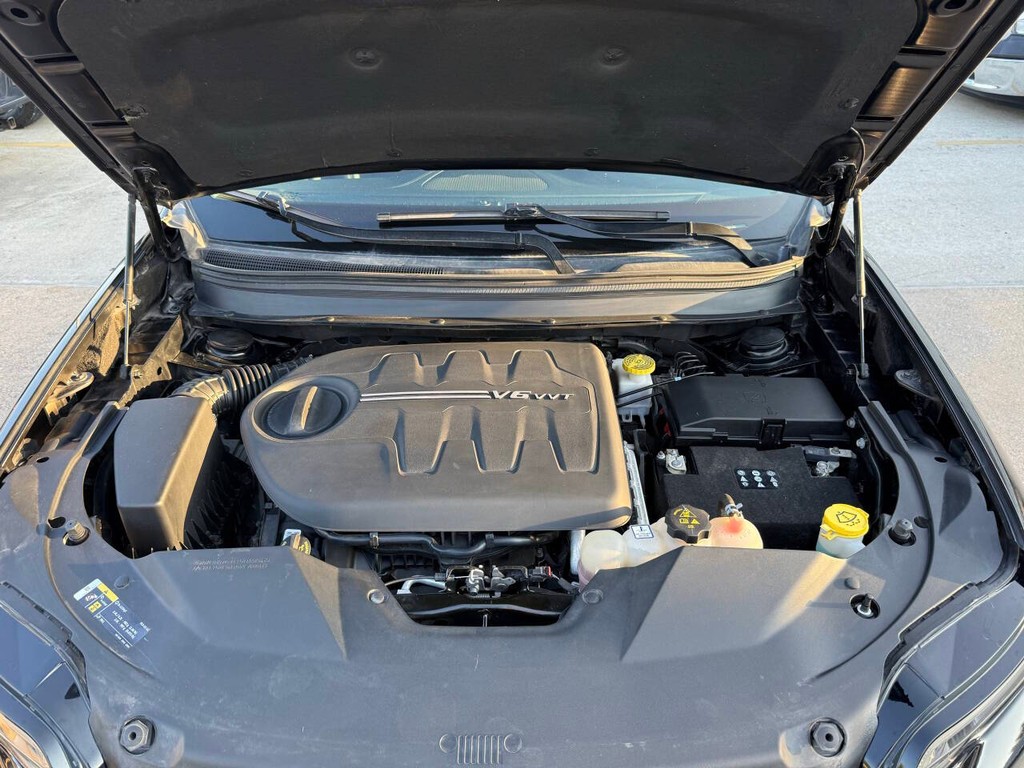 Jeep Cherokee Vehicle Full-screen Gallery Image 35