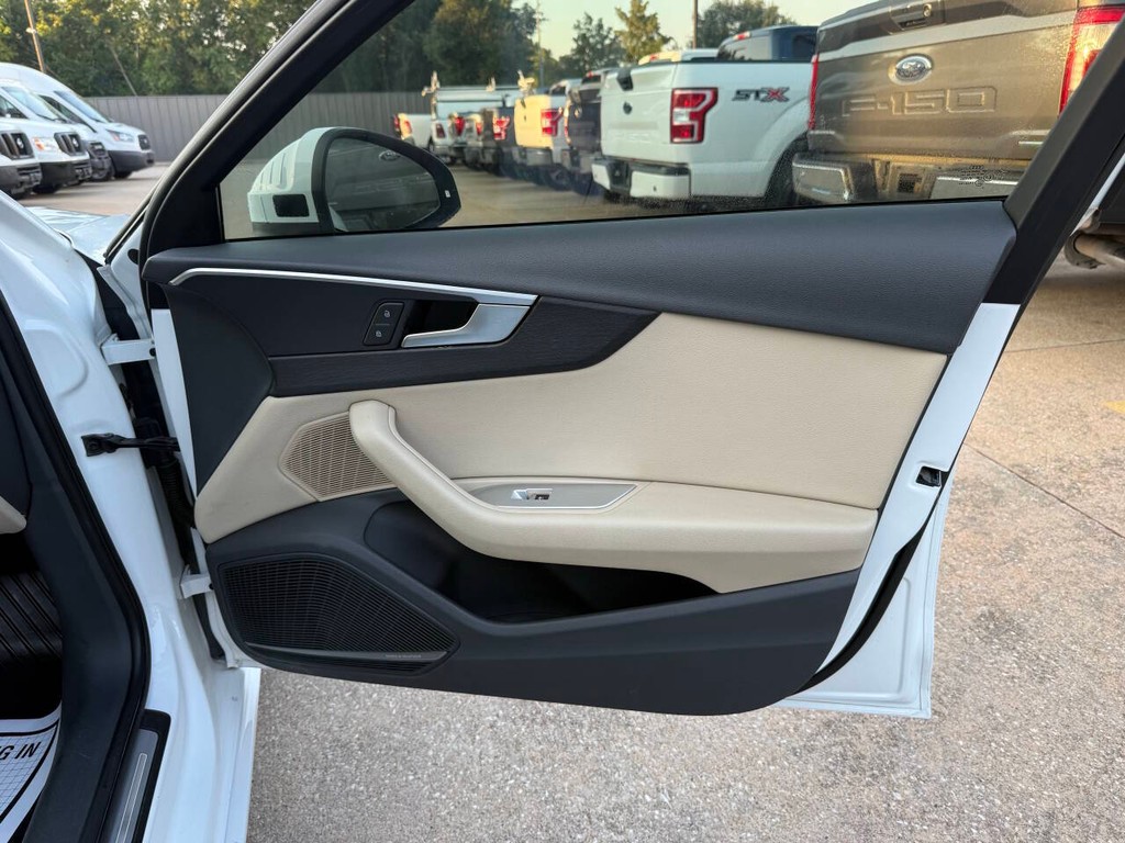 Audi A4 Vehicle Full-screen Gallery Image 11