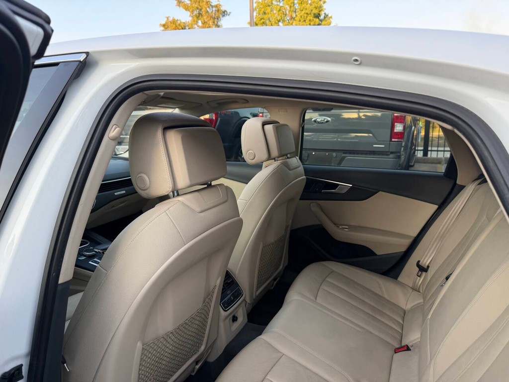 Audi A4 Vehicle Full-screen Gallery Image 12