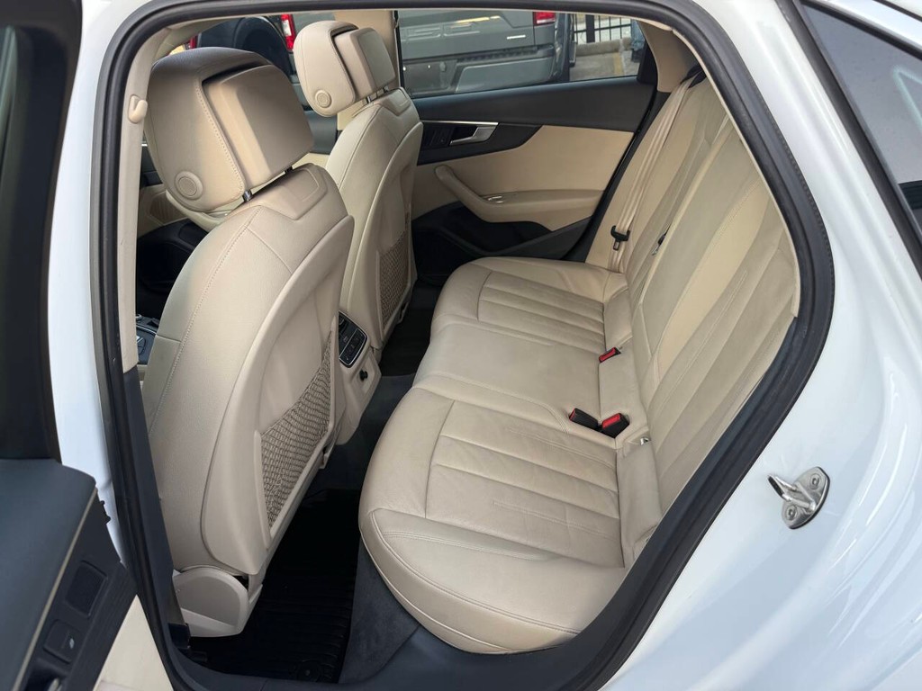 Audi A4 Vehicle Full-screen Gallery Image 13