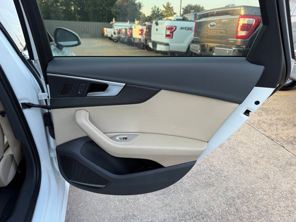 Audi A4 Vehicle Full-screen Gallery Image 16