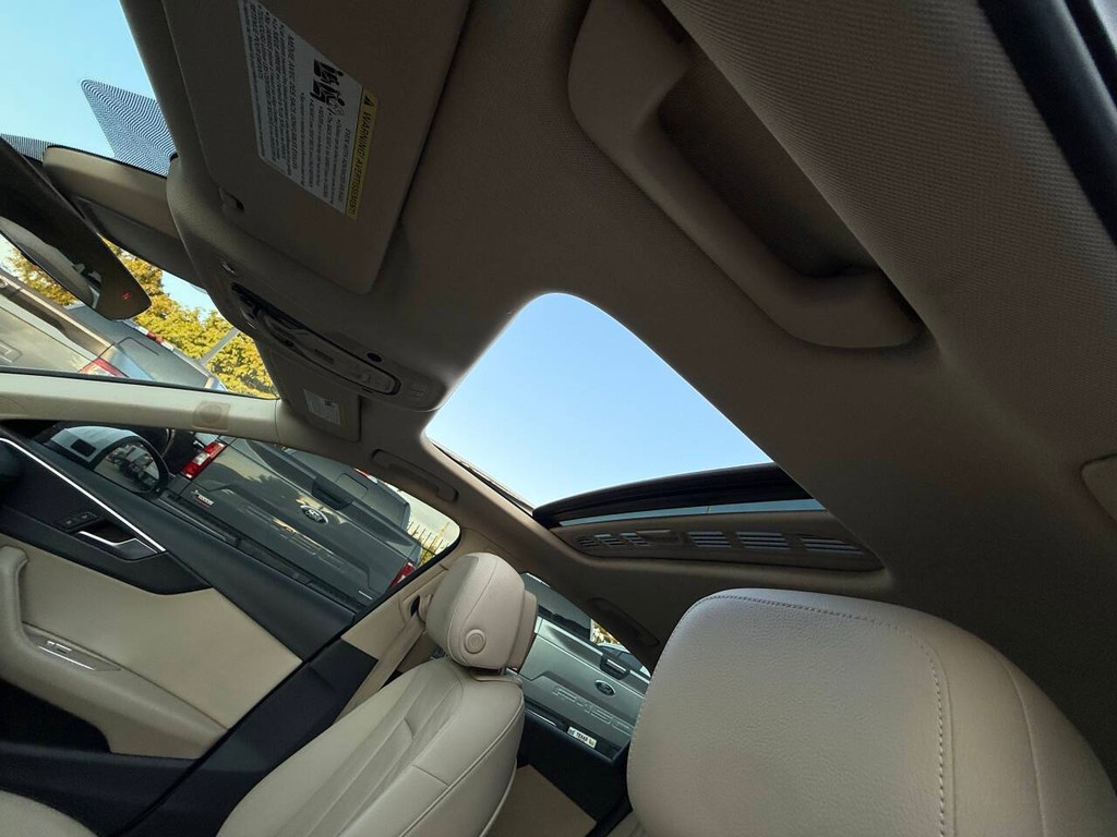 Audi A4 Vehicle Full-screen Gallery Image 33